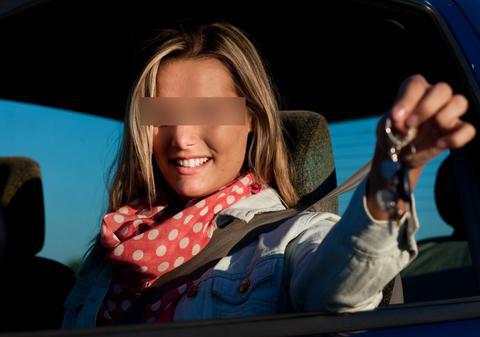 DISTRACŢIE... PENALĂ! O tânără beată şi fără permis i-a luat maşina iubitului ca să se plimbe prin Mamaia