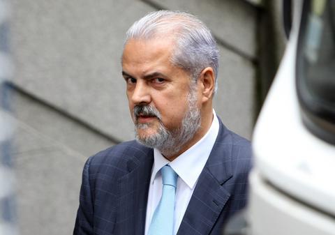 Adrian Năstase prinde muşte în celulă să hrănească broaşte