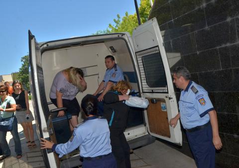 Femei reţinute pentru proxenetism! Exploatau minore | FOTO