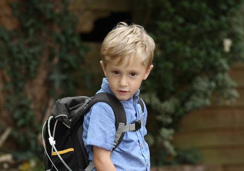 BĂIEŢELUL care ar FI MORT FĂRĂ RUCSACUL SĂU! CUM ÎL ţine ÎN VIAŢĂ O BUCATĂ DE CÂRPĂ?