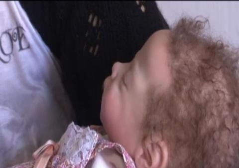 Fenomenul care NAŞTE CONTROVERSE. Poveştile româncelor care dau mii de euro pe "copii de silicon"  | VIDEO