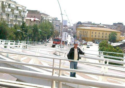 UPDATE |Bărbatul care ameninţa că se ARUNCĂ de pe PODUL BASARAB", CONVINS să renunţe după 9 ORE