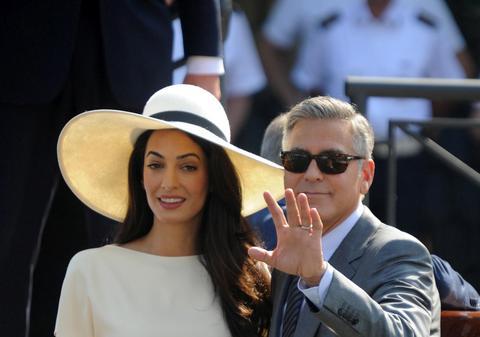 George Clooney şi Amal Alamuddin în ziua când s-au CĂSĂTORIT CIVIL! SOŢIA ACTORULUI A FOST SUPERBĂ în PANTALON ALB şi o BLUZĂ LARGĂ! FOTO