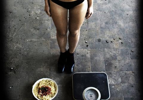 FATA CARE A UIMIT PLANETA. NU A MÂNCAT NIMIC până la vârsta de 10 ani! 