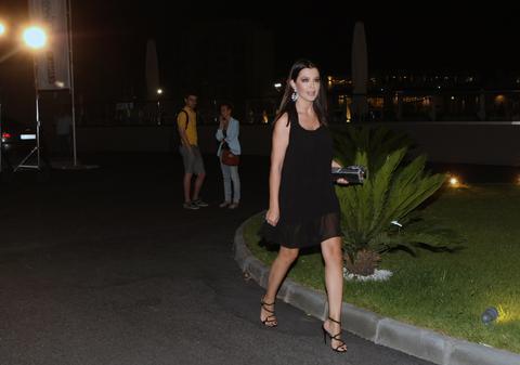 CELE MAI FRUMOASE PICIOARE DIN SHOWBIZ! Simona Pătruleasa, SUPERBĂ într-o rochie NEAGRĂ ŞI TRANSPARENTĂ! FOTO