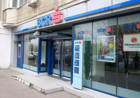 Schimbare majoră la cea mai mare bancă din România. Toți clienții sunt afectați