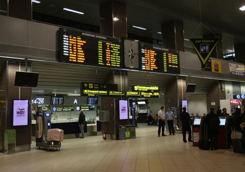 6 curse aeriene, ANULATE PE OTOPENI! Mii de români ar putea fi afectaţi