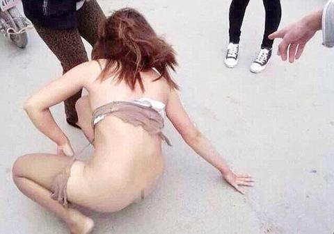 PEDEAPSĂ CRUNTĂ a unei FEMEI prinse LA BĂRBATUL ALTEIA! IMAGINI ÎNFIORĂTOARE