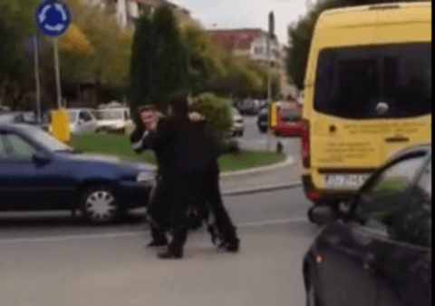 BĂTAIE CA-N FILME ÎN CRAIOVA! Patru bărbaţi şi-au dat pumni într-un sens giratoriu