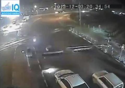 Asta e CEA MAI TARE METODĂ de a-i stopa pe cei care NU OPRESC la CALEA FERATĂ. Se poate aplica şi la noi? | VIDEO