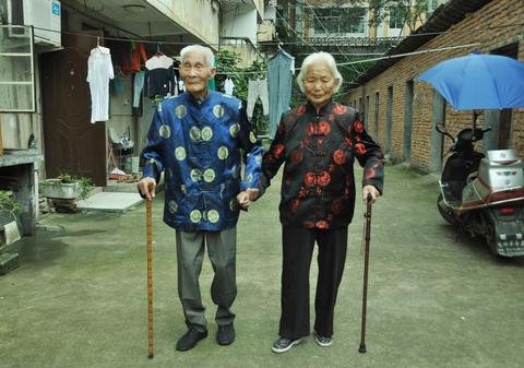 Cea mai FRUMOASĂ POVESTE DE DRAGOSTE! Sunt CĂSĂTORIŢI de 83 de ani şi încă SE ŢIN DE MÂNĂ