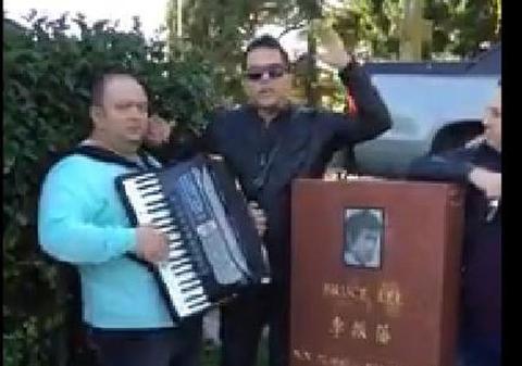 PE ASTA chiar nu TE AŞTEPTAI s-o VEZI! JEAN de la CRAIOVA cântă MANELE "ORIGINALE" la MORMÂNTUL lui BRUCE LEE, în Seattle | VIDEO