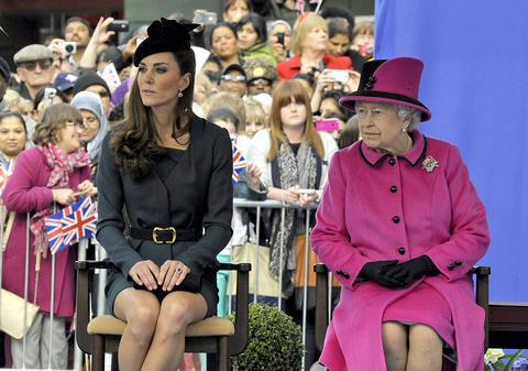 KATE MIDDLETON, JIGNITĂ de REGINA MARII BRITANII! DE CE S-A SUPĂRAT DUCESA?