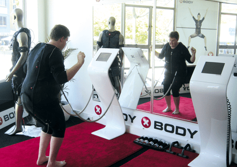 Bănel Nicoliță și stelistul Filip își arată mușchii. Începe cel mai mare eveniment global dedicat noilor tehnologii EMS (Electrical Muscle Stimulation)