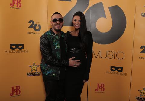 ANTONIA şi ALEX VELEA, TANDRI ÎN PUBLIC! Ce i-a făcut CÂNTĂREŢUL IUBITEI SALE? FOTO