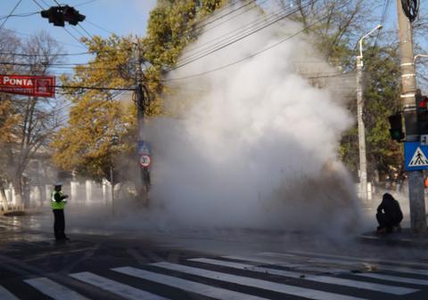 Gheizer de 2 metri în centrul Galaţiului, după fisurarea unei conducte | FOTO