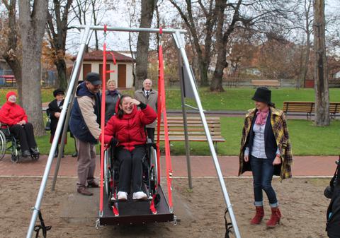 Persoanele cu dizabilități au un leagăn special în Parcul Mare din Bistrița | FOTO