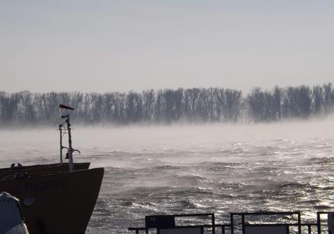 Gerul desenează imagini de basm: DUNĂREA FIERBE! | FOTO