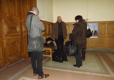 Raed Arafat în acțiune! A acordat primul ajutor unei bătrâne la tribunal | FOTO