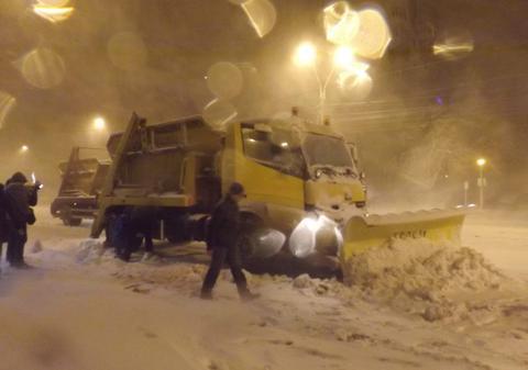 ECHIPELE DE DESZĂPEZIRE, AJUTATE de încă CINCI UTILAJE, la GALAȚI