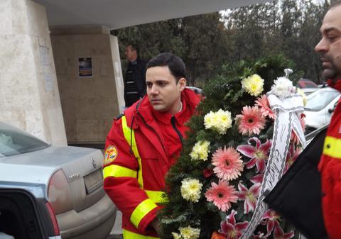 Banderole negre pe uniformele medicilor SMURD | FOTO