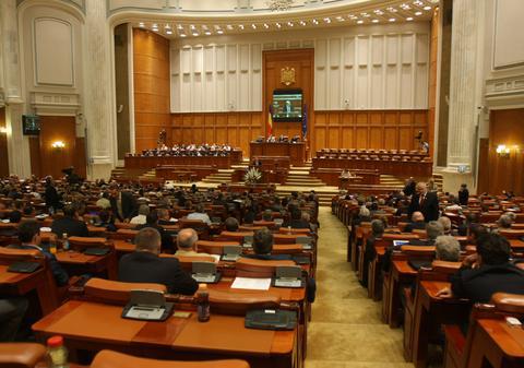 Un grup de revoluţionari au ameninţat că se aruncă de la balcon, în timpul unei ȘEDINȚE A PARLAMENTULUI