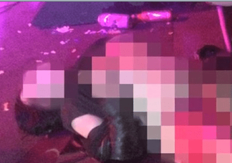 INDECENȚĂ MAXIMĂ! S-au urcat pe scenă și au făcut sex în timpul concertului! VIDEO