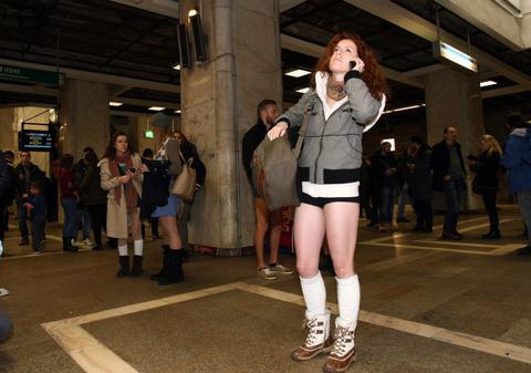 ”NO PANTS DAY” în ROMÂNIA. BUCUREȘTENII în CHILOȚI au LUAT cu ASALT METROUL! | FOTO