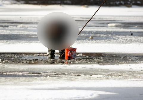 POVEȘTI PESCĂREȘTI... DOSNICE! Imagini indecente, pe Lacul Tei din București | GALERIE FOTO
