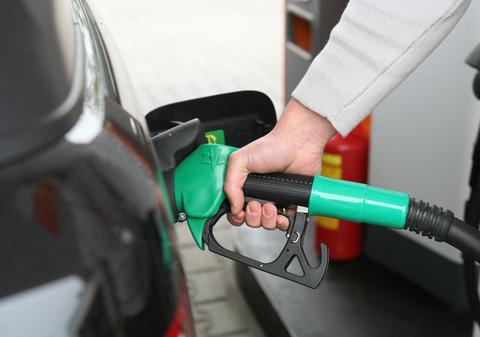 Ponta s-a supărat pe benzinari că nu scad preţurile la pompă