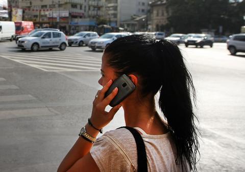 10 lucruri pe care NU LE ȘTIAI despre telefoanele mobile. Îți mai vine să le folosești?