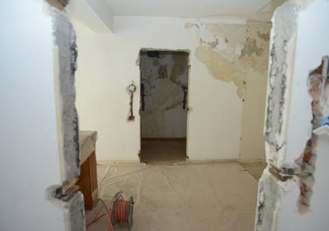 Casa preşedintelui României, cu PEREŢII SPARŢI şi DUŞUMEAUA SCOASĂ | FOTO EXCLUSIV