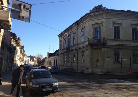 S-a trezit cu LEUL pe ACOPERIȘ când a cumpărat casa!