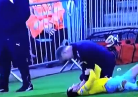 ȘOC în Premier League! Un fotbalist a fost strâns de gât de antrenorul echipei adverse