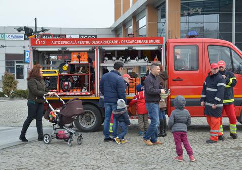 Pompierii din Constanța au “recrutat” prichindei | FOTO