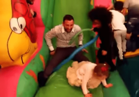 Răzvan Raț s-a dat pe tobogan de ziua fiicei sale / GALERIE FOTO&VIDEO