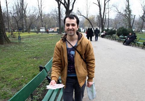 BRAVO LUI! Un bucureștean FACE ASTA GRATIS, în parcul Cișmigiu! GALERIE FOTO