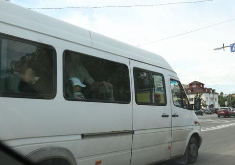 ȘOCANT | Uite ce face un șofer de microbuz când e la volan! VIDEO 