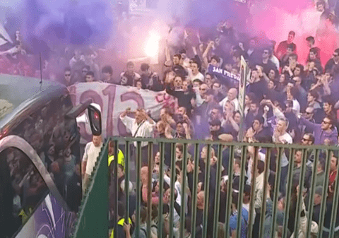 Nebunie la Firenze! Autocarul Fiorentinei, blocat de fani / VIDEO RAR