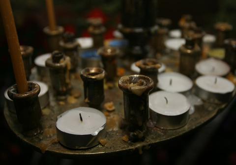 Angajaţii primăriilor din Neamţ, obligaţi să verifice comercializarea lumânărilor în magazine 