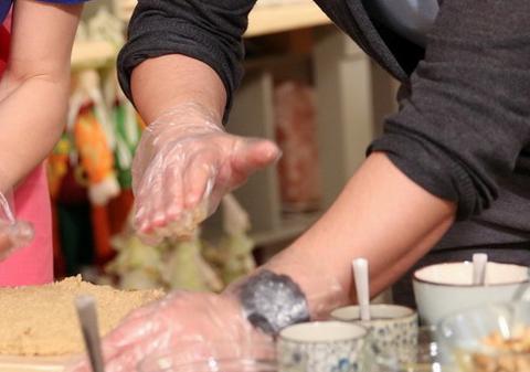 Un cântăreţ de la noi găteşte CU MĂNUŞI, ca să NU SE MURDĂREASCĂ