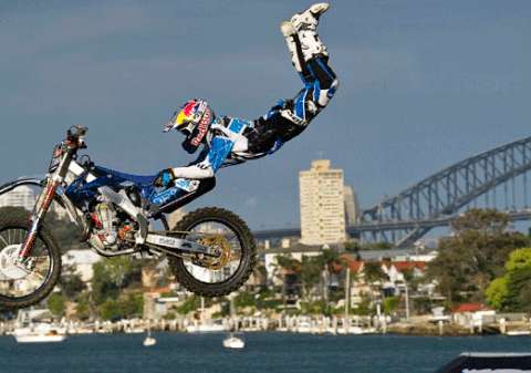 SPORT EXTREM! A reușit cel mai nebun salt cu motocicleta!