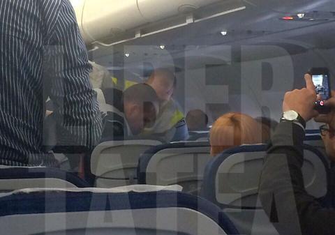 Adevărul despre incidentul de la bordul avionului Tarom! Cine este pasagerul care a încercat să ”deturneze” zborul Bucureşti- Amsterdam | FOTO 