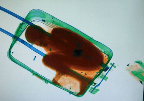 Imagini incredibile! Copil de opt ani, descoperit într-un bagaj la aeroport