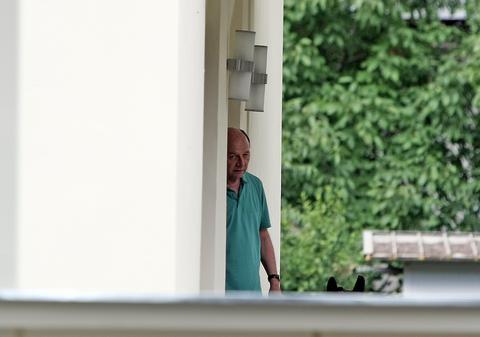 Traian Băsescu se mută în casă nouă! N-ai să crezi ce și-a pus în curte!