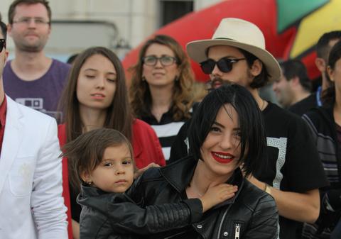 La trei ani și jumătate, Antonia, fetița Giuliei Anghelescu, a vrut să-și vadă ”tiza” la concert! 