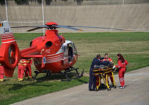 Suspect de MALARIE transportat de urgență la București