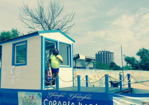 Exemplu de modestie! Gheorghe Gheorghiu și-a mutat biroul pe plajă și mănâncă la autoservire!