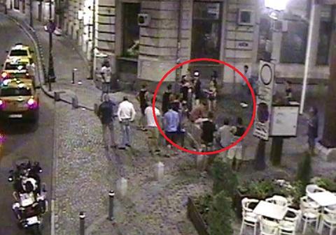 PĂRUIALĂ între FEMEI în Centrul Capitalei! BLONDA nu s-a oprit decât când A INTERVENIT POLIȚIA! VIDEO