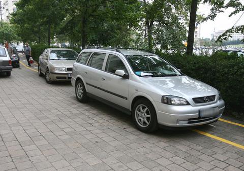 Amenzi pentru șoferi care au afişe de vânzare postate în geamurile maşinilor parcate pe trotuar